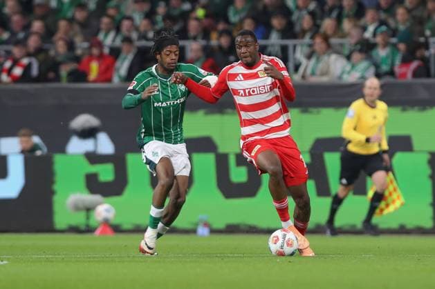24.10.2025, xtgx, Fussball - 1.Bundesliga SV Werder Bremen - 1.FC Union Berlin v.l. Samuel Mbangula (Bremen, 7), Derrick Koehn (Köhn, Union Berlin, 39) Zweikampf, Duell, Kampf, tackle (DFL DFB REGULATIONS PROHIBIT ANY USE OF PHOTOGRAPHS as IMAGE SEQUENCES and or QUASI-VIDEO) Bremen