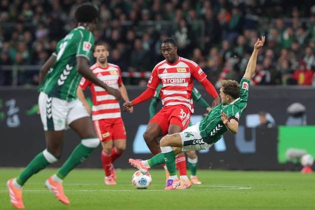 24.10.2025, xtgx, Fussball - 1.Bundesliga SV Werder Bremen - 1.FC Union Berlin v.l. Derrick Koehn (Köhn, Union Berlin, 39), Senne Lynen (Bremen, 14) Zweikampf, Duell, Kampf, tackle (DFL DFB REGULATIONS PROHIBIT ANY USE OF PHOTOGRAPHS as IMAGE SEQUENCES and or QUASI-VIDEO) Bremen