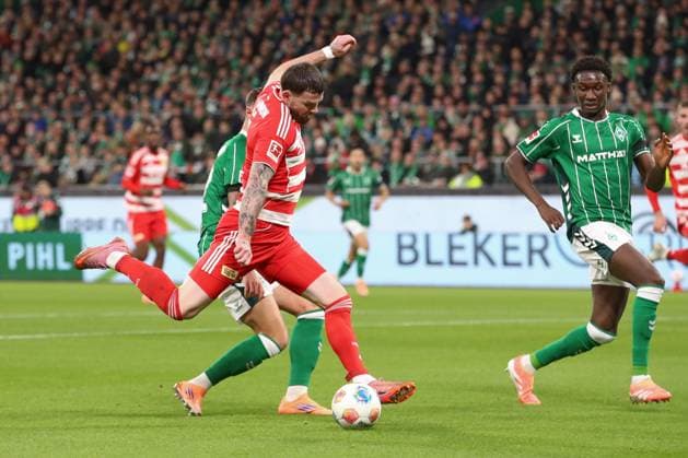 24.10.2025, xtgx, Fussball - 1.Bundesliga SV Werder Bremen - 1.FC Union Berlin v.l. Oliver Burke (Union Berlin, 7) Torschuss, schiesst den Ball aufs Tor, Schuss (DFL DFB REGULATIONS PROHIBIT ANY USE OF PHOTOGRAPHS as IMAGE SEQUENCES and or QUASI-VIDEO) Bremen