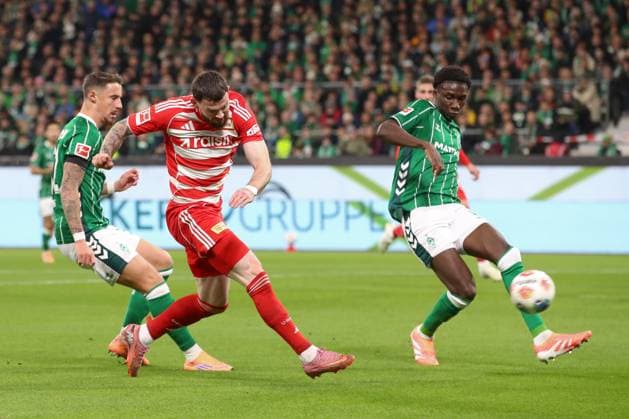 24.10.2025, xtgx, Fussball - 1.Bundesliga SV Werder Bremen - 1.FC Union Berlin v.l. Oliver Burke (Union Berlin, 7) Torschuss, schiesst den Ball aufs Tor, Schuss (DFL DFB REGULATIONS PROHIBIT ANY USE OF PHOTOGRAPHS as IMAGE SEQUENCES and or QUASI-VIDEO) Bremen
