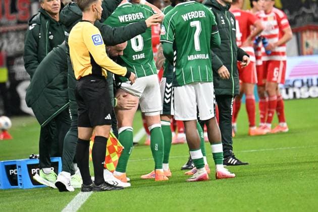GER, 1. FBL, SV Werder Bremen vs Union Berlin 24.10.2025, Weserstadion, Bremen, GER, 1. FBL, SV Werder Bremen vs Union Berlin im Bild Jens Stage (Werder Bremen 06); Verletzung verletzt Schmerzen Avis Lovic (Physiotherapeut SV Werder Bremen); massierte den linken Oberschenkel