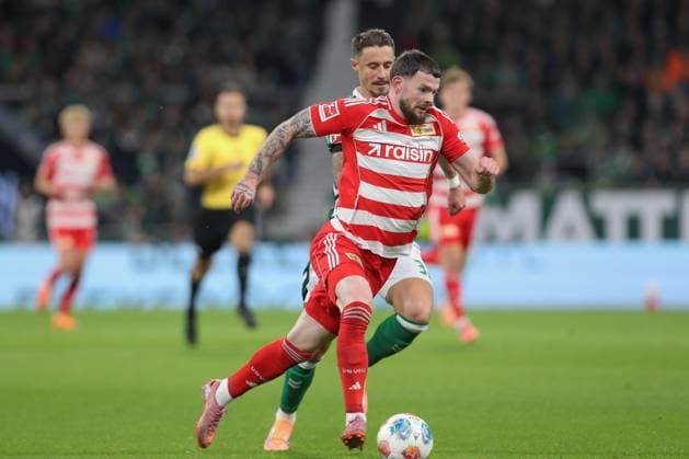 24.10.2025, xtgx, Fussball - 1.Bundesliga SV Werder Bremen - 1.FC Union Berlin v.l. Oliver Burke (Union Berlin, 7) am Ball, plays the ball (DFL DFB REGULATIONS PROHIBIT ANY USE OF PHOTOGRAPHS as IMAGE SEQUENCES and or QUASI-VIDEO) Bremen