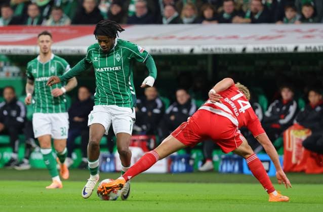 GER, 1.FBL SV Werder Bremen vs.1.FC Union Berlini 24.10.2025, wohninvest Weserstadion, Bremen, GER, 1.FBL SV Werder Bremen vs.1.FC Union Berlini im Bild picture shows Samuel Mbangula (SV Werder Bremen 07) im Zweikampf gegen Leopold Querfeld (1.FC Union Berlin 14)