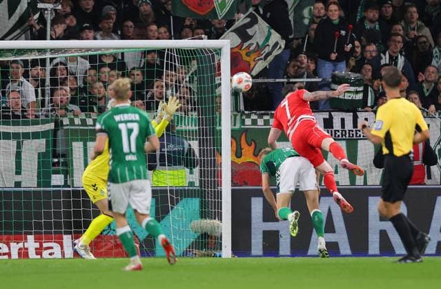 GER, 1.FBL SV Werder Bremen vs.1.FC Union Berlini 24.10.2025, wohninvest Weserstadion, Bremen, GER, 1.FBL SV Werder Bremen vs.1.FC Union Berlini im Bild picture shows Torwart Parade von Torwart Mio Backhaus (SV Werder Bremen 30) nach Kopfball Oliver Burke (1.FC Union Berlin 07)