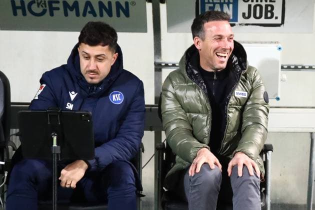 24.10.2025, xpfrx, Fussball 2.Bundesliga, SpVgg Greuther Fuerth - Karlsruher SC v.l. Co-Trainer Sirus Motekallemi (Karlsruher SC KSC) und Trainer Christian Eichner (Karlsruher SC KSC) (DFL DFB REGULATIONS PROHIBIT ANY USE OF PHOTOGRAPHS as IMAGE SEQUENCES and or QUASI-VIDEO) Fuerth