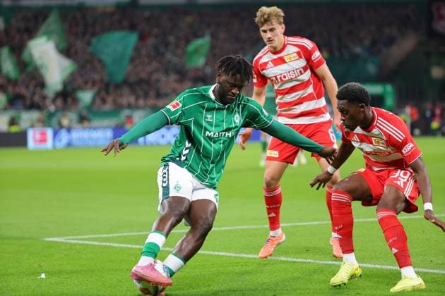 GER, 1.FBL SV Werder Bremen vs.1.FC Union Berlini 24.10.2025, wohninvest Weserstadion, Bremen, GER, 1.FBL SV Werder Bremen vs.1.FC Union Berlini im Bild picture shows Victor Boniface (SV Werder Bremen 44) im Zweikampf gegen Derrick Köhn Derrick Koehn (1.FC Union Berlin 39)