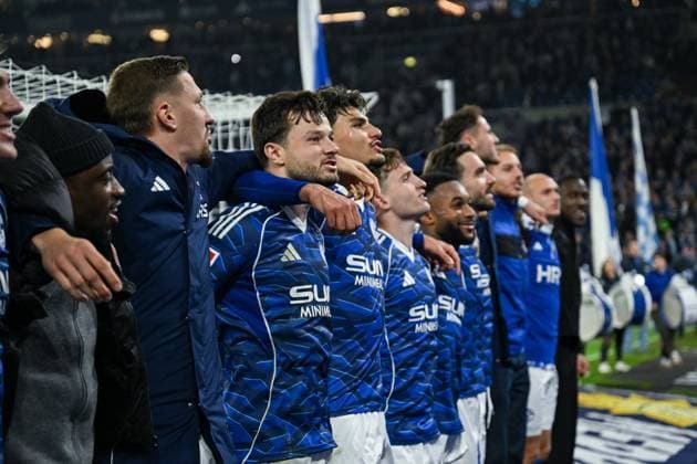 24.10.2025, Fussball, 2. Bundesliga, Saison 2025 2026, 10. Spieltag, FC Schalke 04 - SV Darmstadt, Der FC Schalke 04 feiern mit den Fans den Heimsieg. Adrian Gantenbein (FC Schalke 04), Mertcan Ayhan (FC Schalke 04) xRHR-FOTO YYx