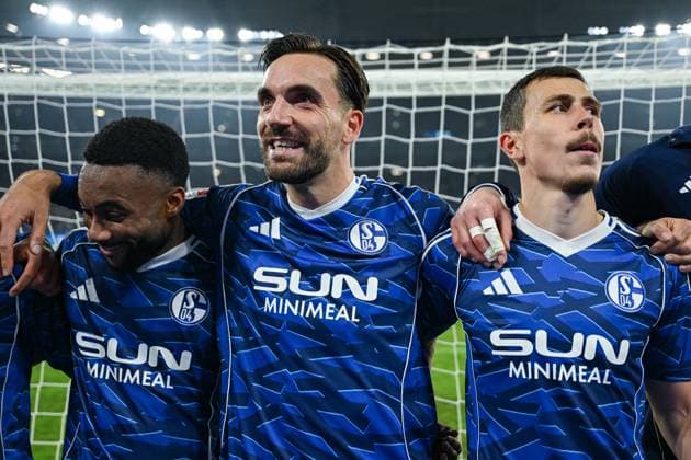 24.10.2025, Fussball, 2. Bundesliga, Saison 2025 2026, 10. Spieltag, FC Schalke 04 - SV Darmstadt, Der FC Schalke 04 feiern mit den Fans den Heimsieg. Moussa Sylla (FC Schalke 04) (l-r), Kenan Karaman (FC Schalke 04), Ron Schallenberg (FC Schalke 04) xRHR-FOTO YYx *** 24 10 2025, Football, 2 Bundesliga, Season 2025 2026, Matchday 10, FC Schalke 04 SV Darmstadt, FC Schalke 04 celebrate the home win with the fans Moussa Sylla FC Schalke 04 l r , Kenan Karaman FC Schalke 04 , Ron Schallenberg FC Schalke 04 xRHR PHOTO YYx Copyright: KROEGER RHR-FOTOx RHR-FOTO YY