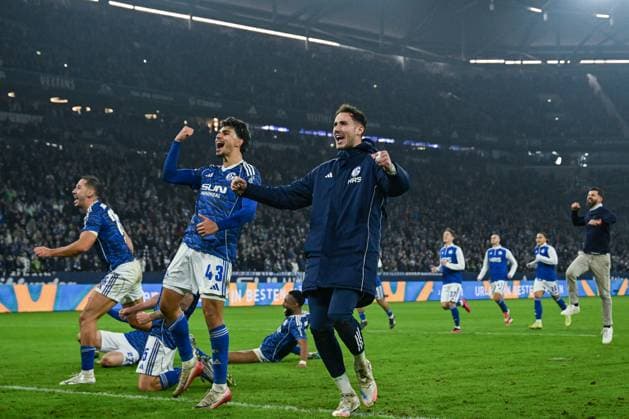 24.10.2025, Fussball, 2. Bundesliga, Saison 2025 2026, 10. Spieltag, FC Schalke 04 - SV Darmstadt, Der FC Schalke 04 feiern mit den Fans den Heimsieg. Mertcan Ayhan (FC Schalke 04), Torwart Justin Heekeren (FC Schalke 04) xRHR-FOTO YYx