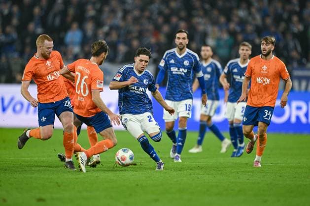 24.10.2025, Fussball, 2. Bundesliga, Saison 2025 2026, 10. Spieltag, FC Schalke 04 - SV Darmstadt, Matthias Bader (SV Darmstadt) , Soufiane El-Faouzi (FC Schalke 04) xRHR-FOTO YYx