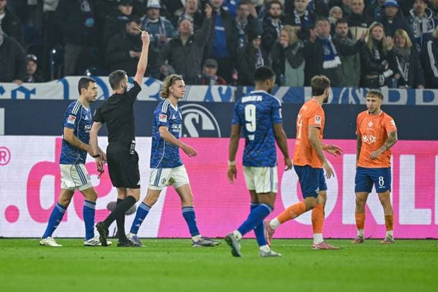 24.10.2025, Fussball, 2. Bundesliga, Saison 2025 2026, 10. Spieltag, FC Schalke 04 - SV Darmstadt, Gelbe Karte für Mika Wallentowitz (FC Schalke 04) xRHR-FOTO YYx