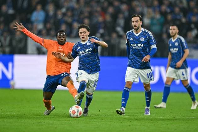 24.10.2025, Fussball, 2. Bundesliga, Saison 2025 2026, 10. Spieltag, FC Schalke 04 - SV Darmstadt, Merveille Papela (SV Darmstadt), Soufiane El-Faouzi (FC Schalke 04) xRHR-FOTO YYx