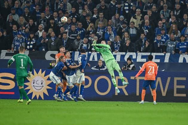 24.10.2025, Fussball, 2. Bundesliga, Saison 2025 2026, 10. Spieltag, FC Schalke 04 - SV Darmstadt, Torwart Loris Karius(FC Schalke 04) pariert kurz vor Spielende, xRHR-FOTO YYx