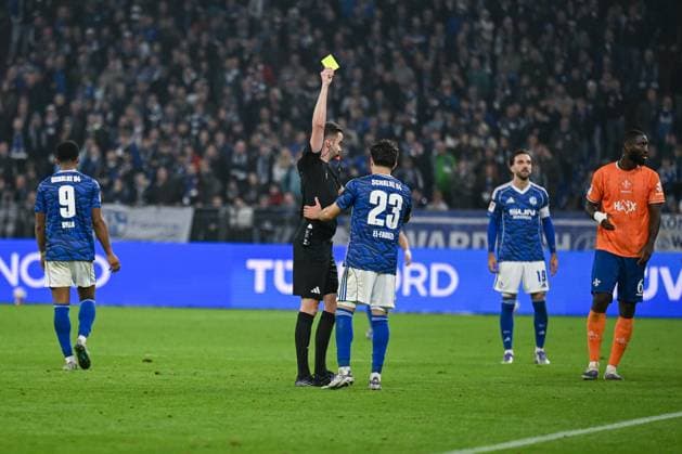 24.10.2025, Fussball, 2. Bundesliga, Saison 2025 2026, 10. Spieltag, FC Schalke 04 - SV Darmstadt, Gelbe Karte für Soufiane El-Faouzi (FC Schalke 04) xRHR-FOTO YYx