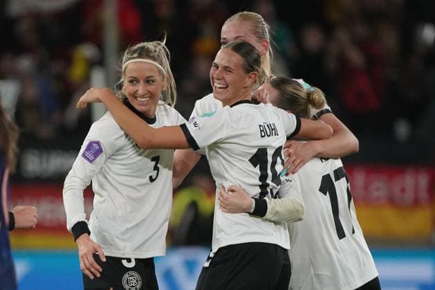 DFB Frauen Nationalmannschaft, Women national team, Nationalteam women s Nations League , Halbfinals, Deutschland-Frankreich , 24.10.2025, Merkur Spiel arena Düsseldorf Kathrin Henrich Klara Bühl beide Deutschland, Torjubeln
