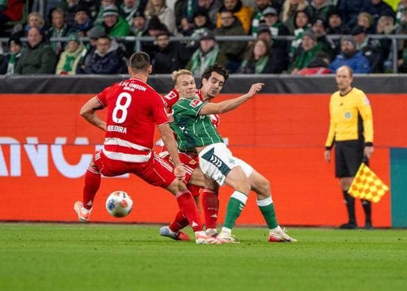 Fußball, Herren, Saison 2025 2026, 1. Bundesliga (8. Spieltag), SV Werder Bremen - 1. FC Union Berlin, v. l. Rani Khedira (1. FC Union Berlin), Diogo Leite (1. FC Union Berlin), Marco Grüll (Werder Bremen), 24.10.2025, Copyright: xMatthiasxKochx