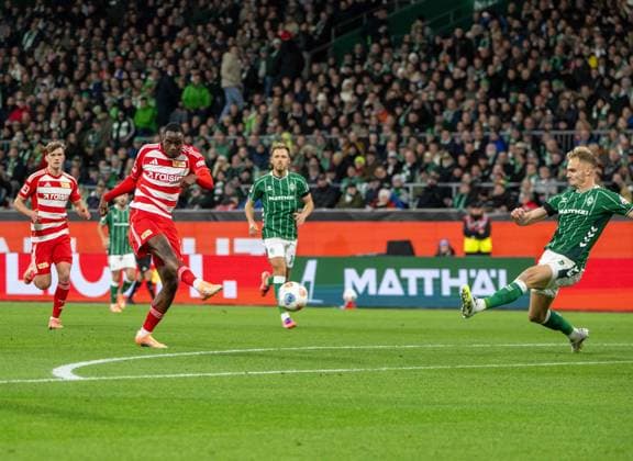 Fußball, Herren, Saison 2025 2026, 1. Bundesliga (8. Spieltag), SV Werder Bremen - 1. FC Union Berlin, v. l. Ilyas Ansah (1. FC Union Berlin), Amos Pieper (Werder Bremen), 24.10.2025, Copyright: xMatthiasxKochx