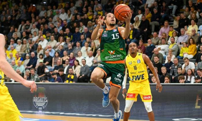 Jordan Roland (Gladiators Trier, 15) auf dem Weg zum Korb EWE Baskets Oldenburg vs. Gladiators Trier , Basketball, easyCredit Basketball Bundesliga, 5. Spieltag, Saison 2025 2026, 24.10.2025, EWE Baskets Oldenburg vs. Gladiators Trier, Basketball, easyCredit Basketball Bundesliga, 5. Spieltag, Saison 2025 2026, 24.10.2025 Oldenburg Copyright: xEibner-Pressefoto RobertxGertzenx EP_RGN