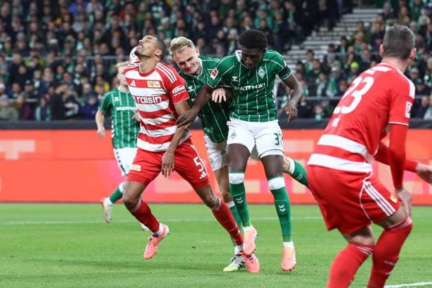 24.10.2025, xtgx, Fussball - 1.Bundesliga SV Werder Bremen - 1.FC Union Berlin v.l. Danilho Doekhi (Union Berlin, 5), Karim Coulibaly (Bremen, 31), Amos Pieper (Bremen, 5) Zweikampf, Duell, Kampf, tackle (DFL DFB REGULATIONS PROHIBIT ANY USE OF PHOTOGRAPHS as IMAGE SEQUENCES and or QUASI-VIDEO) Bremen