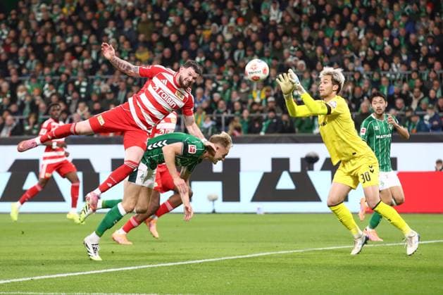 24.10.2025, xtgx, Fussball - 1.Bundesliga SV Werder Bremen - 1.FC Union Berlin v.l. Oliver Burke (Union Berlin, 7), Amos Pieper (Bremen, 5) Zweikampf, Duell, Kampf, tackle, Mio Backhaus (Bremen, 30) Parade, haelt den Ball, faengt den Ball, pariert (DFL DFB REGULATIONS PROHIBIT ANY USE OF PHOTOGRAPHS as IMAGE SEQUENCES and or QUASI-VIDEO) Bremen