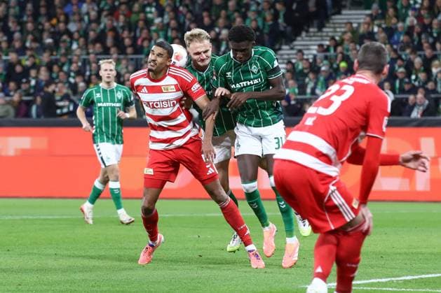 24.10.2025, xtgx, Fussball - 1.Bundesliga SV Werder Bremen - 1.FC Union Berlin v.l. Danilho Doekhi (Union Berlin, 5), Karim Coulibaly (Bremen, 31), Amos Pieper (Bremen, 5) Zweikampf, Duell, Kampf, tackle (DFL DFB REGULATIONS PROHIBIT ANY USE OF PHOTOGRAPHS as IMAGE SEQUENCES and or QUASI-VIDEO) Bremen