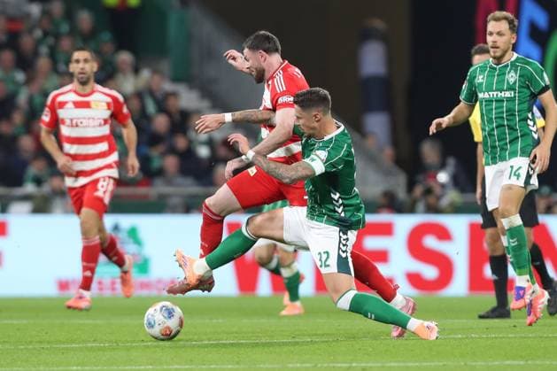 24.10.2025, xtgx, Fussball - 1.Bundesliga SV Werder Bremen - 1.FC Union Berlin v.l. Oliver Burke (Union Berlin, 7), Marco Friedl (Bremen, 32) Zweikampf, Duell, Kampf, tackle (DFL DFB REGULATIONS PROHIBIT ANY USE OF PHOTOGRAPHS as IMAGE SEQUENCES and or QUASI-VIDEO) Bremen