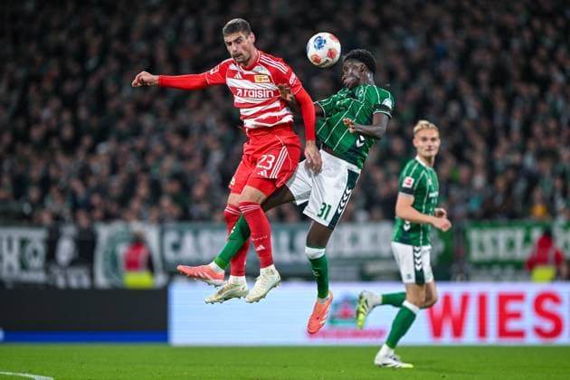 1. Bundesliga: SV Werder Bremen - Union Berlin am 24.10.2025 im Weserstadion in Bremen Andrej Ilic (Berlin) im Zweikampf gegen Karim Coulibaly (Bremen)