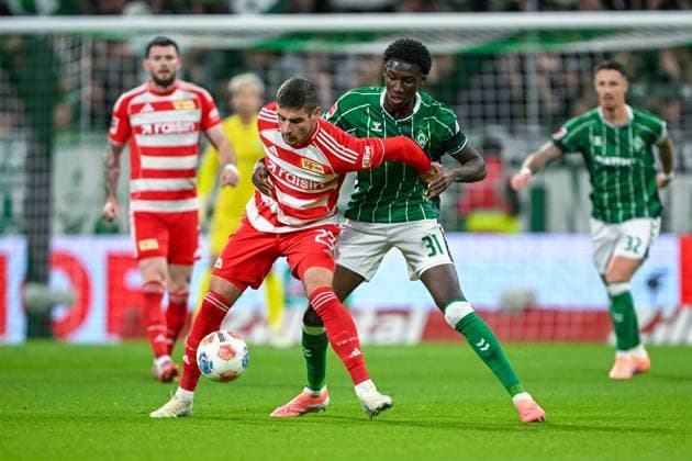 1. Bundesliga: SV Werder Bremen - Union Berlin am 24.10.2025 im Weserstadion in Bremen Andrej Ilic (Berlin) im Zweikampf gegen Karim Coulibaly (Bremen)