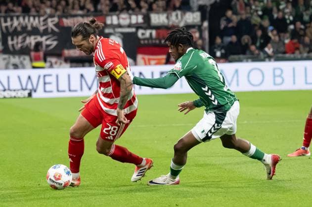 GER, 1. FBL, SV Werder Bremen vs Union Berlin 24.10.2025, Weserstadion, Bremen, GER, 1. FBL, SV Werder Bremen vs Union Berlin im Bild Christopher Trimmel (1.FC Union Berlin 28)im Zweikampf gegen Samuel Mbangula (Neuzugang Werder Bremen 07)