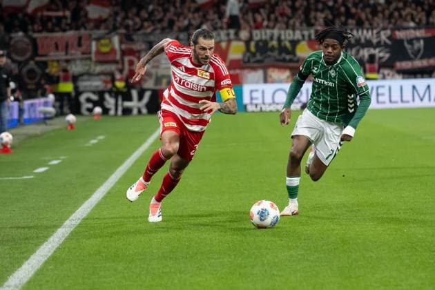 GER, 1. FBL, SV Werder Bremen vs Union Berlin 24.10.2025, Weserstadion, Bremen, GER, 1. FBL, SV Werder Bremen vs Union Berlin im Bild Christopher Trimmel (1.FC Union Berlin 28)im Zweikampf gegen Samuel Mbangula (Neuzugang Werder Bremen 07)