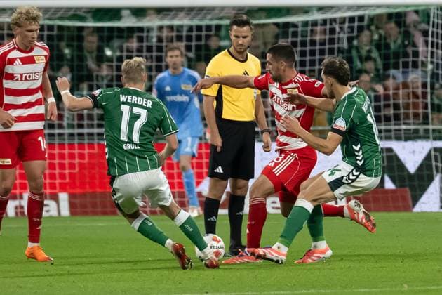 GER, 1. FBL, SV Werder Bremen vs Union Berlin 24.10.2025, Weserstadion, Bremen, GER, 1. FBL, SV Werder Bremen vs Union Berlin im Bild Christopher Trimmel (1.FC Union Berlin 28)im Zweikampf gegen Romano Schmid (Werder Bremen 20); Senne Lynen (Werder Bremen 14 );