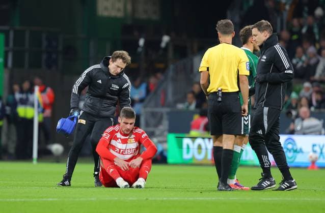 GER, 1.FBL SV Werder Bremen vs.1.FC Union Berlini 24.10.2025, wohninvest Weserstadion, Bremen, GER, 1.FBL SV Werder Bremen vs.1.FC Union Berlini im Bild picture shows Verletzt Verletzung Schmerzen. Andrej Ilic (1.FC Union Berlin 23) braucht medizinische Betreuung rechts Schiedsrichter Daniel Schlager