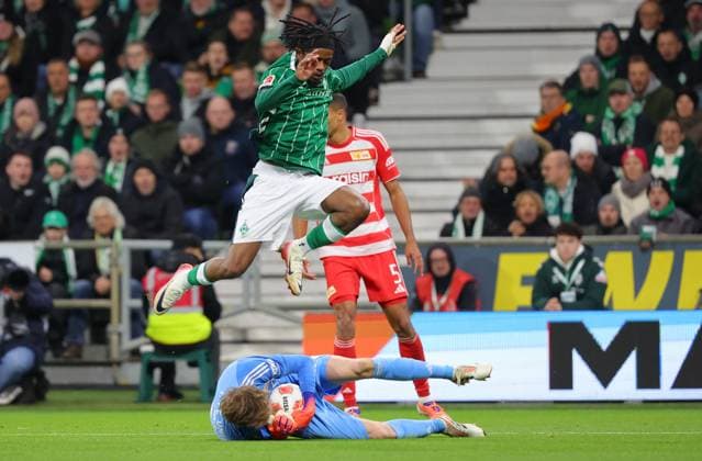 GER, 1.FBL SV Werder Bremen vs.1.FC Union Berlini 24.10.2025, wohninvest Weserstadion, Bremen, GER, 1.FBL SV Werder Bremen vs.1.FC Union Berlini im Bild picture shows Samuel Mbangula (SV Werder Bremen 07) ueberspringt Torwart Frederik Rönnow Frederik Roennow (1.FC Union Berlin 01) hinten Danilho Doekhi (1.FC Union Berlin 05)