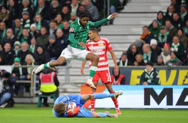 GER, 1.FBL SV Werder Bremen vs.1.FC Union Berlini 24.10.2025, wohninvest Weserstadion, Bremen, GER, 1.FBL SV Werder Bremen vs.1.FC Union Berlini im Bild picture shows Samuel Mbangula (SV Werder Bremen 07) ueberspringt Torwart Frederik Rönnow Frederik Roennow (1.FC Union Berlin 01) hinten Danilho Doekhi (1.FC Union Berlin 05)
