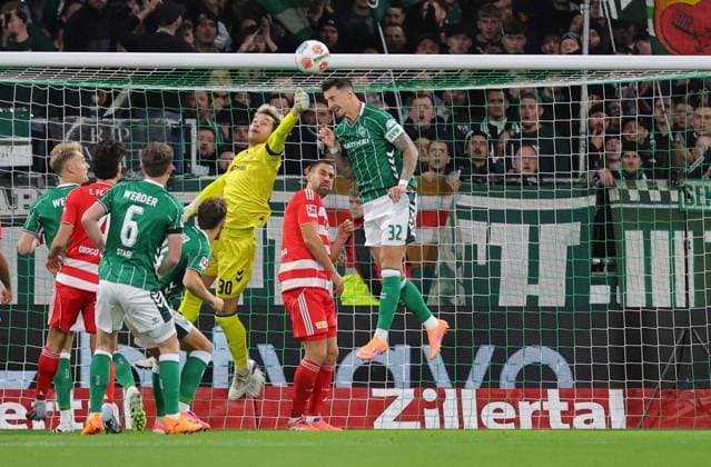 GER, 1.FBL SV Werder Bremen vs.1.FC Union Berlini 24.10.2025, wohninvest Weserstadion, Bremen, GER, 1.FBL SV Werder Bremen vs.1.FC Union Berlini im Bild picture shows Torwart Parade von Torwart Mio Backhaus (SV Werder Bremen 30) rechts Andrej Ilic (1.FC Union Berlin 23) und Marco Friedl (SV Werder Bremen 32)