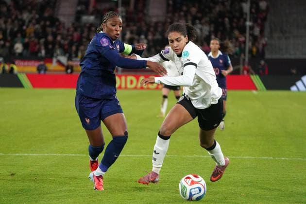 DFB Frauen Nationalmannschaft, Women national team, Nationalteam women s Nations League , Halbfinals, Deutschland-Frankreich , 24.10.2025, Merkur Spiel arena Düsseldorf Grace Geyora, Frankreich, Cora Zicai, Deutschland,