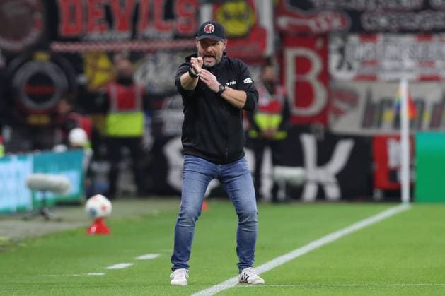 24.10.2025, xtgx, Fussball - 1.Bundesliga SV Werder Bremen - 1.FC Union Berlin v.l. Steffen Baumgart (Union Berlin, Trainer) gibt Anweisungen, gestikuliert mit den Armen, gesticulate, gives instructions (DFL DFB REGULATIONS PROHIBIT ANY USE OF PHOTOGRAPHS as IMAGE SEQUENCES and or QUASI-VIDEO) Bremen