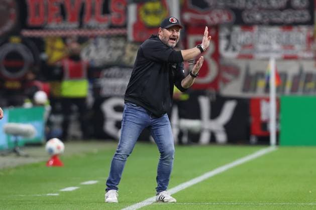 24.10.2025, xtgx, Fussball - 1.Bundesliga SV Werder Bremen - 1.FC Union Berlin v.l. Steffen Baumgart (Union Berlin, Trainer) gibt Anweisungen, gestikuliert mit den Armen, gesticulate, gives instructions (DFL DFB REGULATIONS PROHIBIT ANY USE OF PHOTOGRAPHS as IMAGE SEQUENCES and or QUASI-VIDEO) Bremen