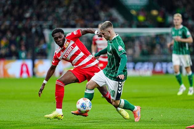 Derrick Koehn (1. FC Union Berlin, 39), Romano Schmid (SV Werder Bremen, 20) GER, SV Werder Bremen vs. 1. FC Union Berlin, Fussball, Bundesliga, Spieltag 8, Spielzeit 2025 2026, 24.10.2025 DFL REGULATIONS PROHIBIT ANY USE OF PHOTOGRAPHS AS IMAGE SEQUENCES AND OR QUASI-VIDEO GER, SV Werder Bremen vs. 1. FC Union Berlin, Fussball, Bundesliga, Spieltag 8, Spielzeit 2025 2026, 24.10.2025 Bremen Copyright: xEibner-Pressefoto MarcelxvonxFehrnx EP_MFN