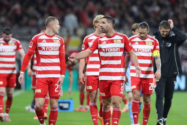 24.10.2025, xtgx, Fussball - 1.Bundesliga SV Werder Bremen - 1.FC Union Berlin v.l. Tim Skarke (Union Berlin, 21), Rani Khedira (Union Berlin, 8) diskutieren miteinander (DFL DFB REGULATIONS PROHIBIT ANY USE OF PHOTOGRAPHS as IMAGE SEQUENCES and or QUASI-VIDEO) Bremen
