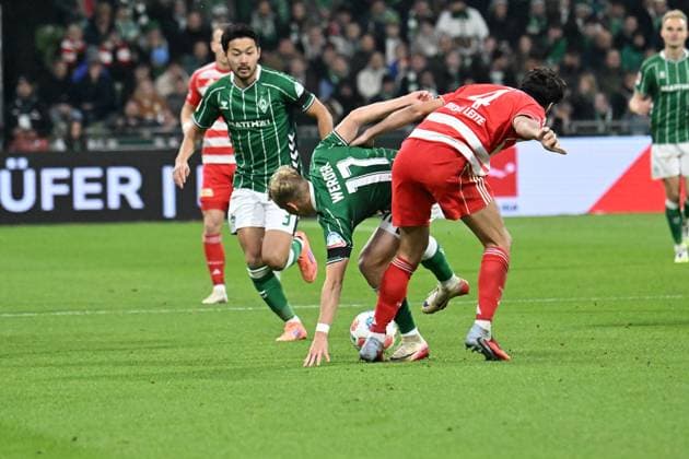 GER, 1. FBL, SV Werder Bremen vs Union Berlin 24.10.2025, Weserstadion, Bremen, GER, 1. FBL, SV Werder Bremen vs Union Berlin im Bild Marco Gruell Grüll (Werder Bremen 17); Diogo Leite (1.FC Union Berlin 04)