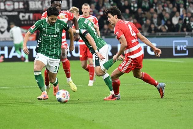 GER, 1. FBL, SV Werder Bremen vs Union Berlin 24.10.2025, Weserstadion, Bremen, GER, 1. FBL, SV Werder Bremen vs Union Berlin im Bild Yukinari Sugawara (Werder Bremen 03); Diogo Leite (1.FC Union Berlin 04)