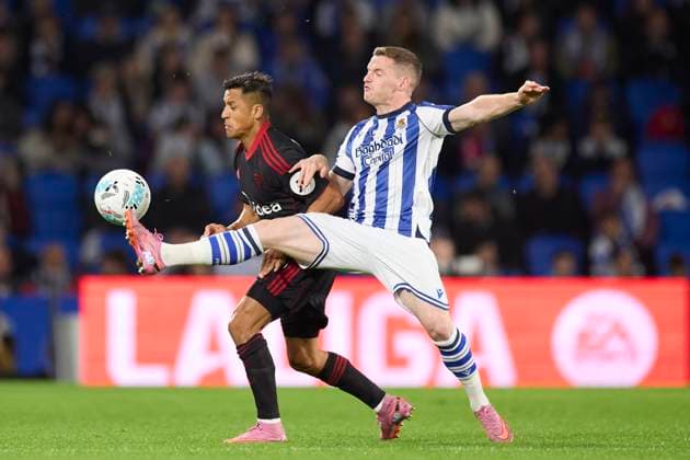 October 24, 2025, San Sebastian, Guipuzcoa, SPAIN: Alexis Sanchez of Sevilla FC competes for the ball with Sergio Gomez of Real Sociedad during the LaLiga EA Sports match between Real Sociedad and Sevilla FC at Anoeta on October 24, 2025, in San Sebastian, Spain. San Sebastian SPAIN - ZUMAa181 20251024_zaa_a181_056 Copyright: xRicardoxLarreinax