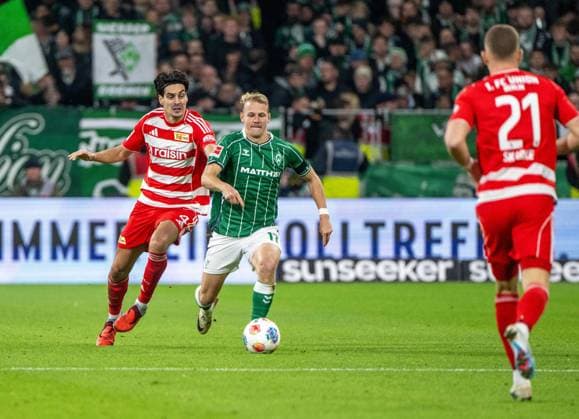 Fußball, Herren, Saison 2025 2026, 1. Bundesliga (8. Spieltag), SV Werder Bremen - 1. FC Union Berlin, v. l. Diogo Leite (1. FC Union Berlin), Marco Grüll (Werder Bremen), Tim Skarke (1. FC Union Berlin), 24.10.2025, Copyright: xMatthiasxKochx