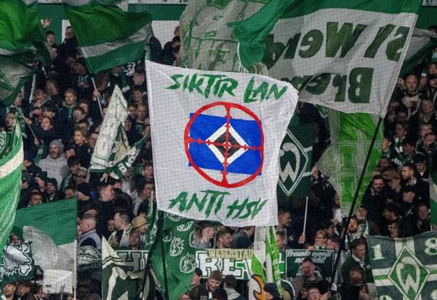 Fußball, Herren, Saison 2025 2026, 1. Bundesliga (8. Spieltag), SV Werder Bremen - 1. FC Union Berlin, Fans von Werder mit Doppelhalter Richtung Hamburger SV: Siktir Lan, Anti HSV, 24.10.2025, Copyright: xMatthiasxKochx