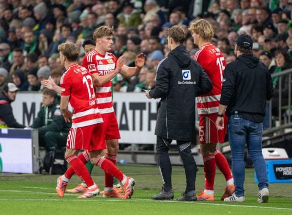 Fußball, Herren, Saison 2025 2026, 1. Bundesliga (8. Spieltag), SV Werder Bremen - 1. FC Union Berlin, v. l. Andras Schäfer (1. FC Union Berlin), Aljoscha Kemlein (1. FC Union Berlin), Tom Rothe (1. FC Union Berlin), Trainer Steffen Baumgart (1. FC Union Berlin), 24.10.2025, Copyright: xMatthiasxKochx
