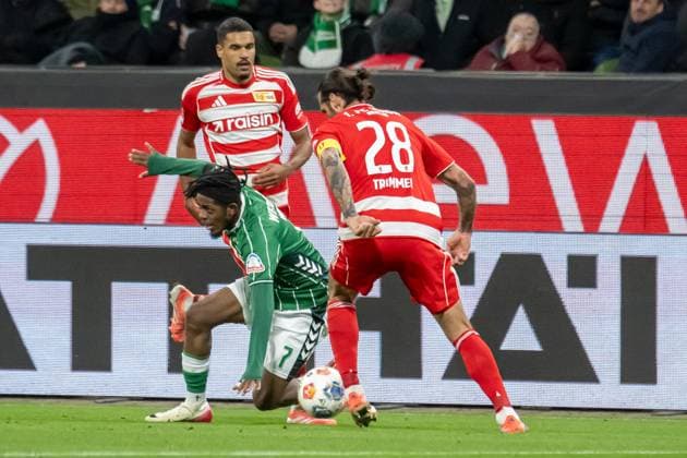 GER, 1. FBL, SV Werder Bremen vs Union Berlin 24.10.2025, Weserstadion, Bremen, GER, 1. FBL, SV Werder Bremen vs Union Berlin im Bild Samuel Mbangula (Neuzugang Werder Bremen 07) Christopher Trimmel (1.FC Union Berlin 28)