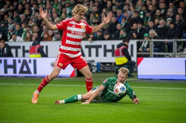 Fußball, Herren, Saison 2025 2026, 1. Bundesliga (8. Spieltag), SV Werder Bremen - 1. FC Union Berlin, v. l. Tom Rothe (1. FC Union Berlin), Marco Grüll (Werder Bremen), 24.10.2025, Copyright: xMatthiasxKochx