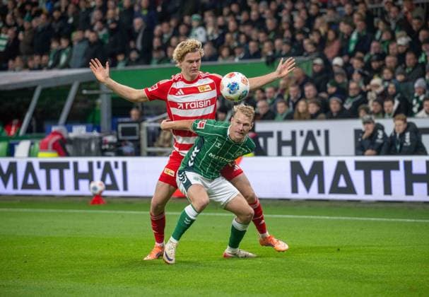Fußball, Herren, Saison 2025 2026, 1. Bundesliga (8. Spieltag), SV Werder Bremen - 1. FC Union Berlin, v. l. Tom Rothe (1. FC Union Berlin), Marco Grüll (Werder Bremen), 24.10.2025, Copyright: xMatthiasxKochx