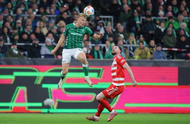 GER, 1.FBL SV Werder Bremen vs.1.FC Union Berlini 24.10.2025, wohninvest Weserstadion, Bremen, GER, 1.FBL SV Werder Bremen vs.1.FC Union Berlini im Bild picture shows Zweikampf Kopfball. Kopfballduell zwischen Marco Grüll Marco Gruell (SV Werder Bremen 17) und Oliver Burke (1.FC Union Berlin 07)